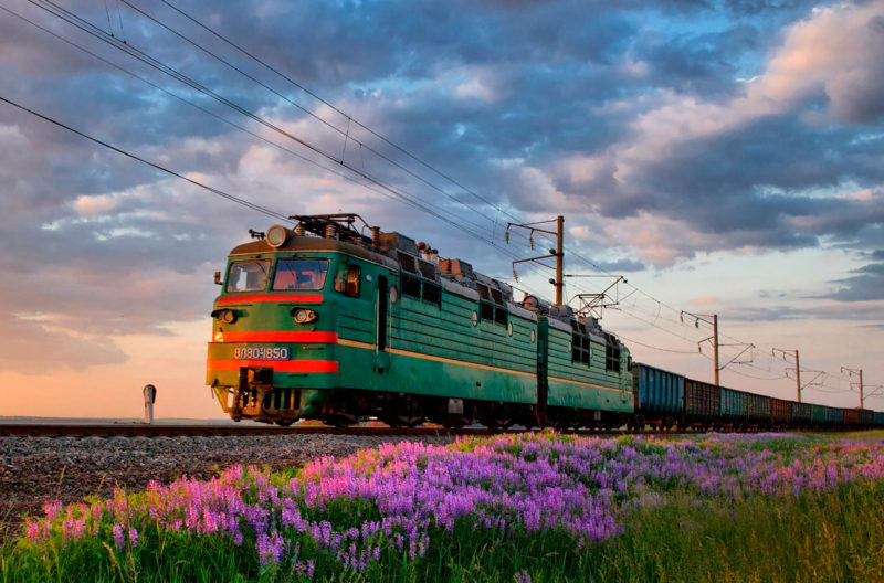 Товарный поезд весна